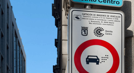 Señal de Zona de Bajas Emisiones en ciudad española